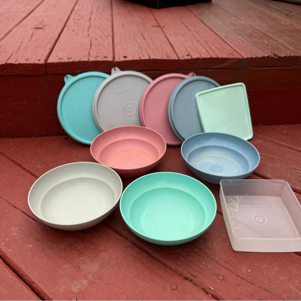 Tupperware Vintage 4 Wonderlier Bowls And 1Square-A-Way Sandwich Keeper W/Lids